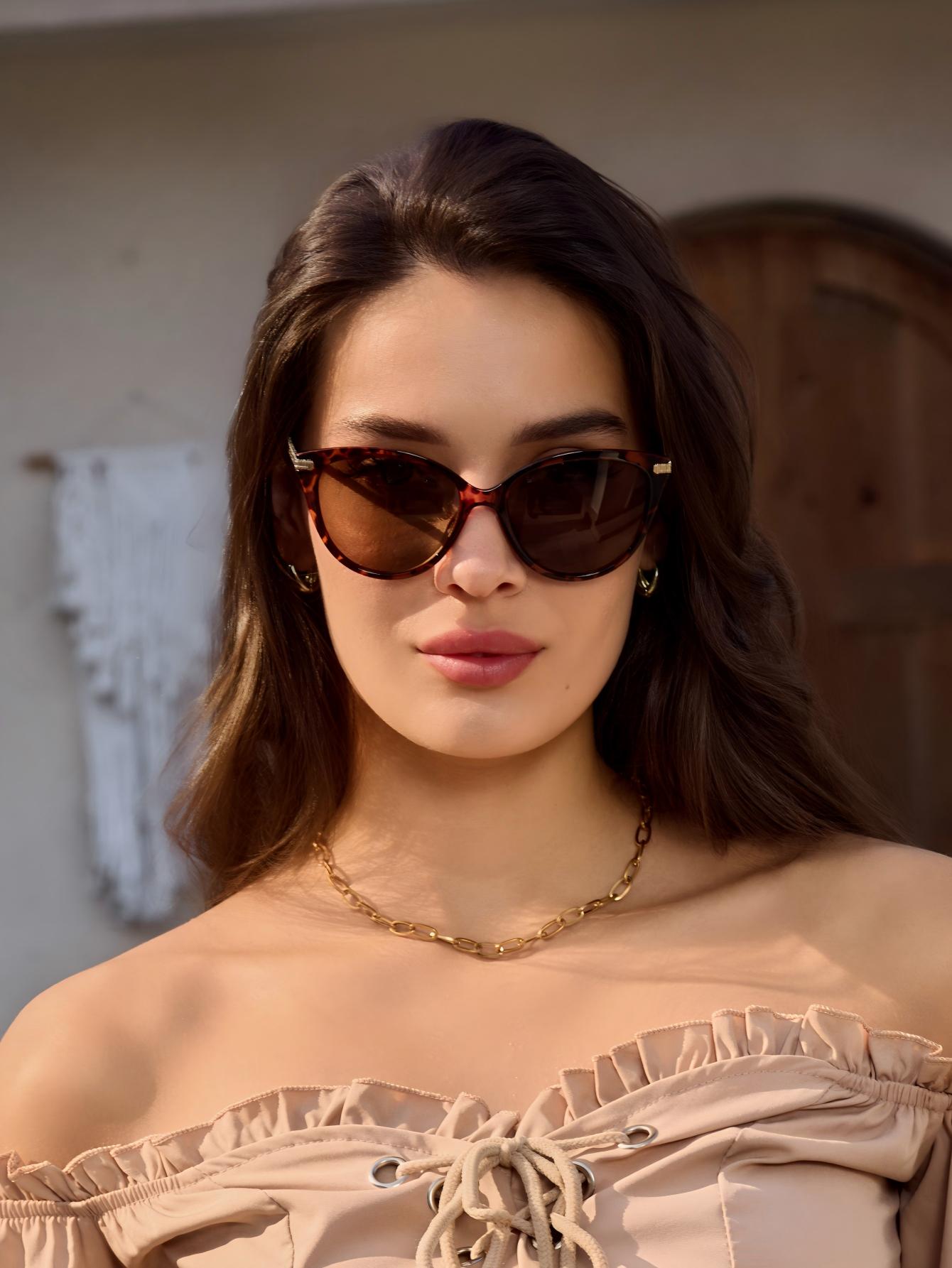 Photography Outdoor - Retro Minimalist Cat Eye Fashion Glasses