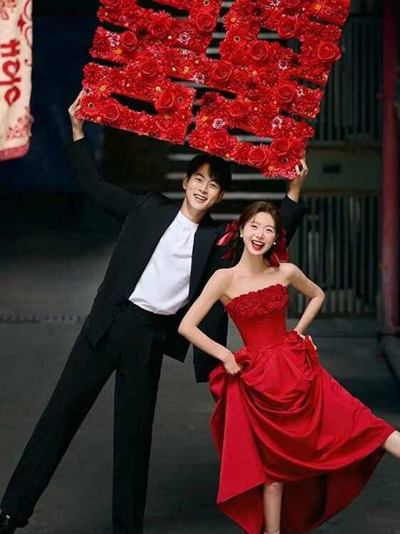 Photography Wedding - 2025 New Red Bridesmaid Street Snap
